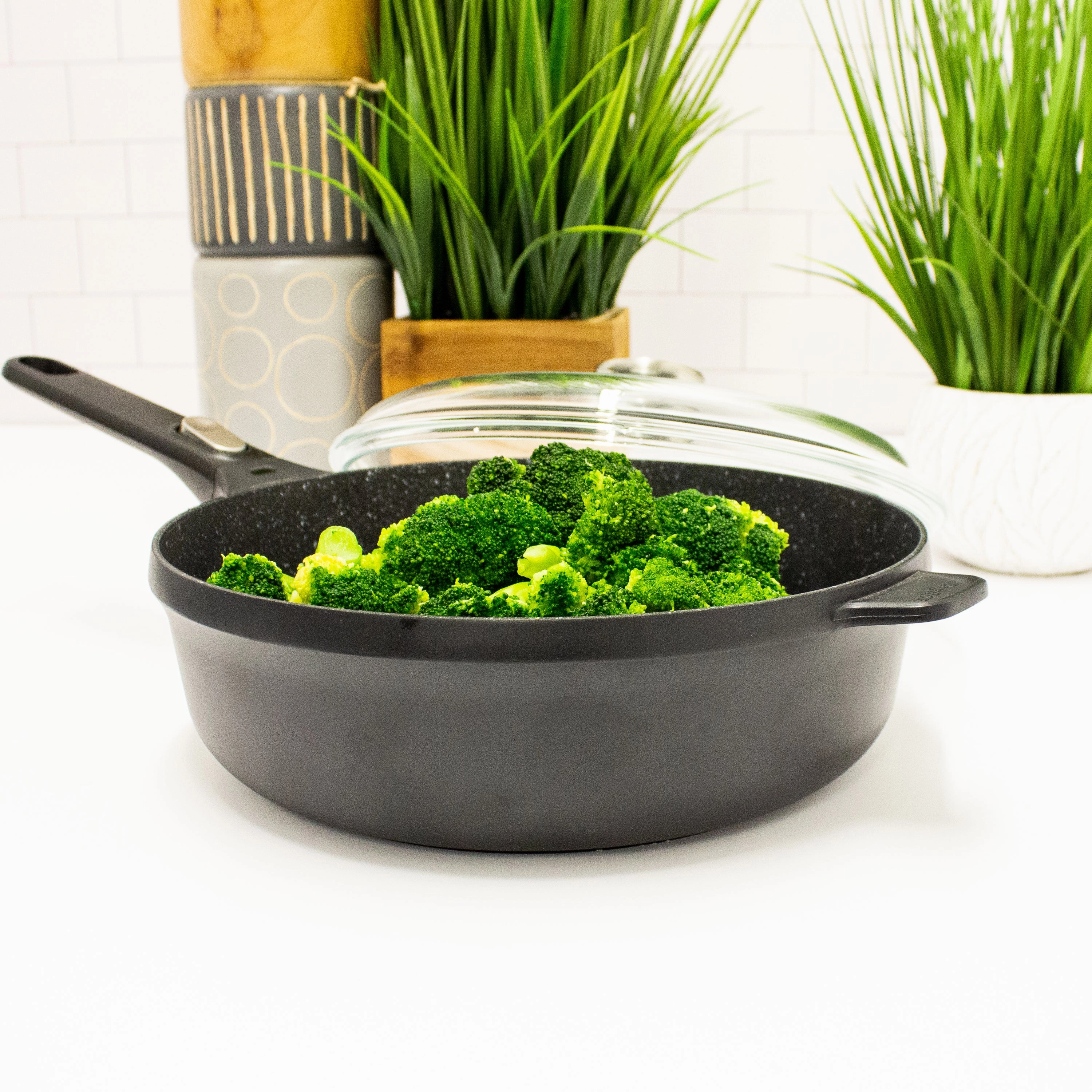 BergHOFF GEM 11" Non-stick Saute Pan 4.6Qt., Detachable Handle, Black, Glass Lid