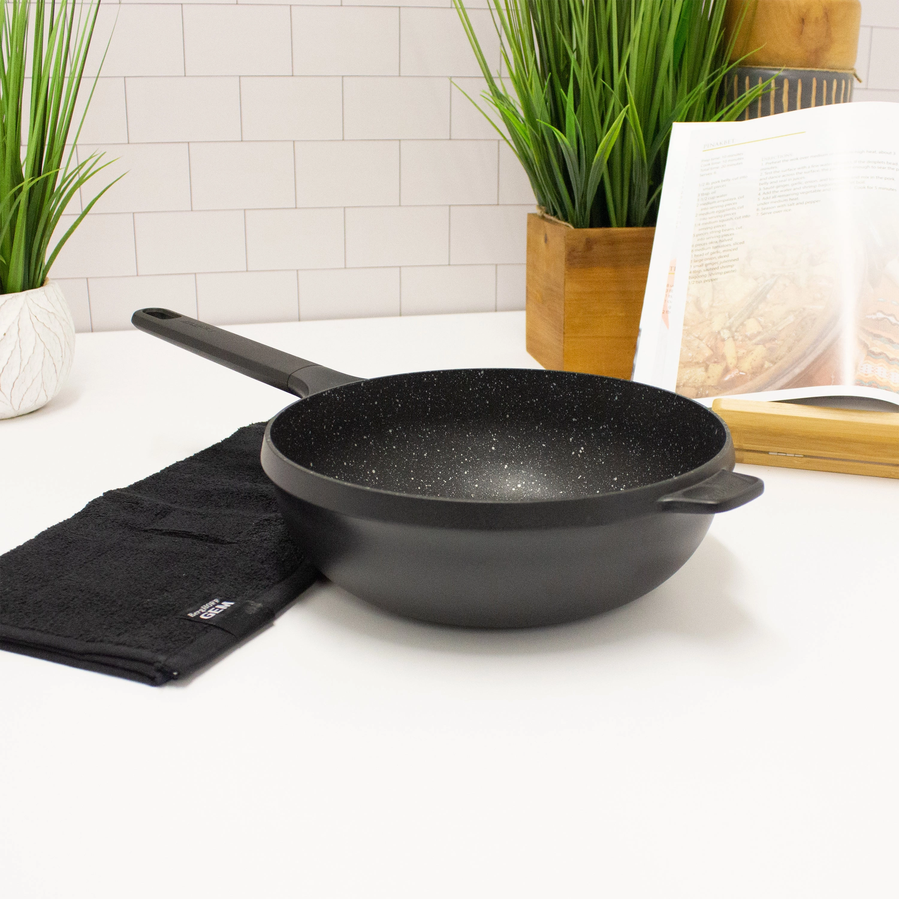 BergHOFF GEM 11" Non-stick Stir Fry Pan 4.1Qt., Black