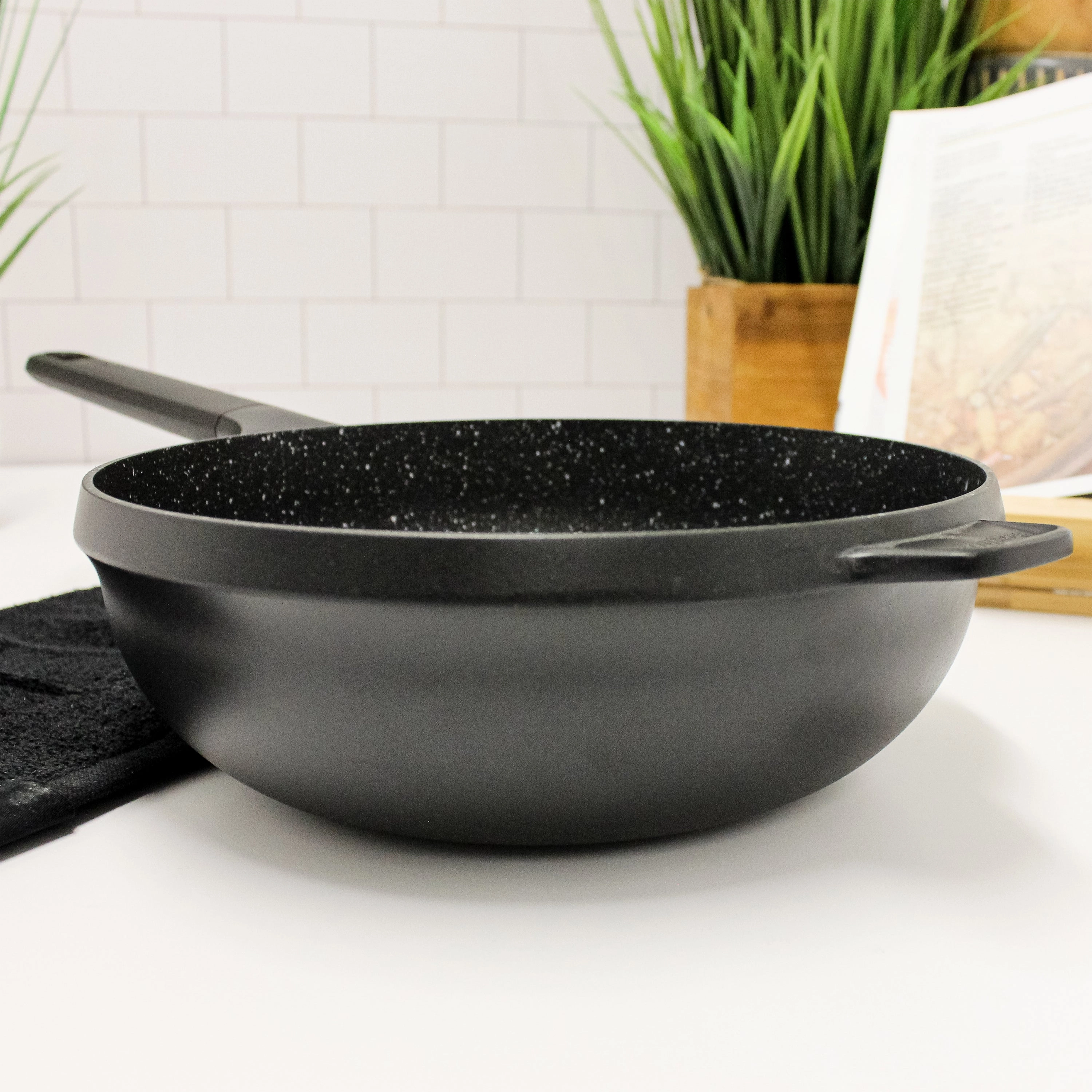 BergHOFF GEM 11" Non-stick Stir Fry Pan 4.1Qt., Black
