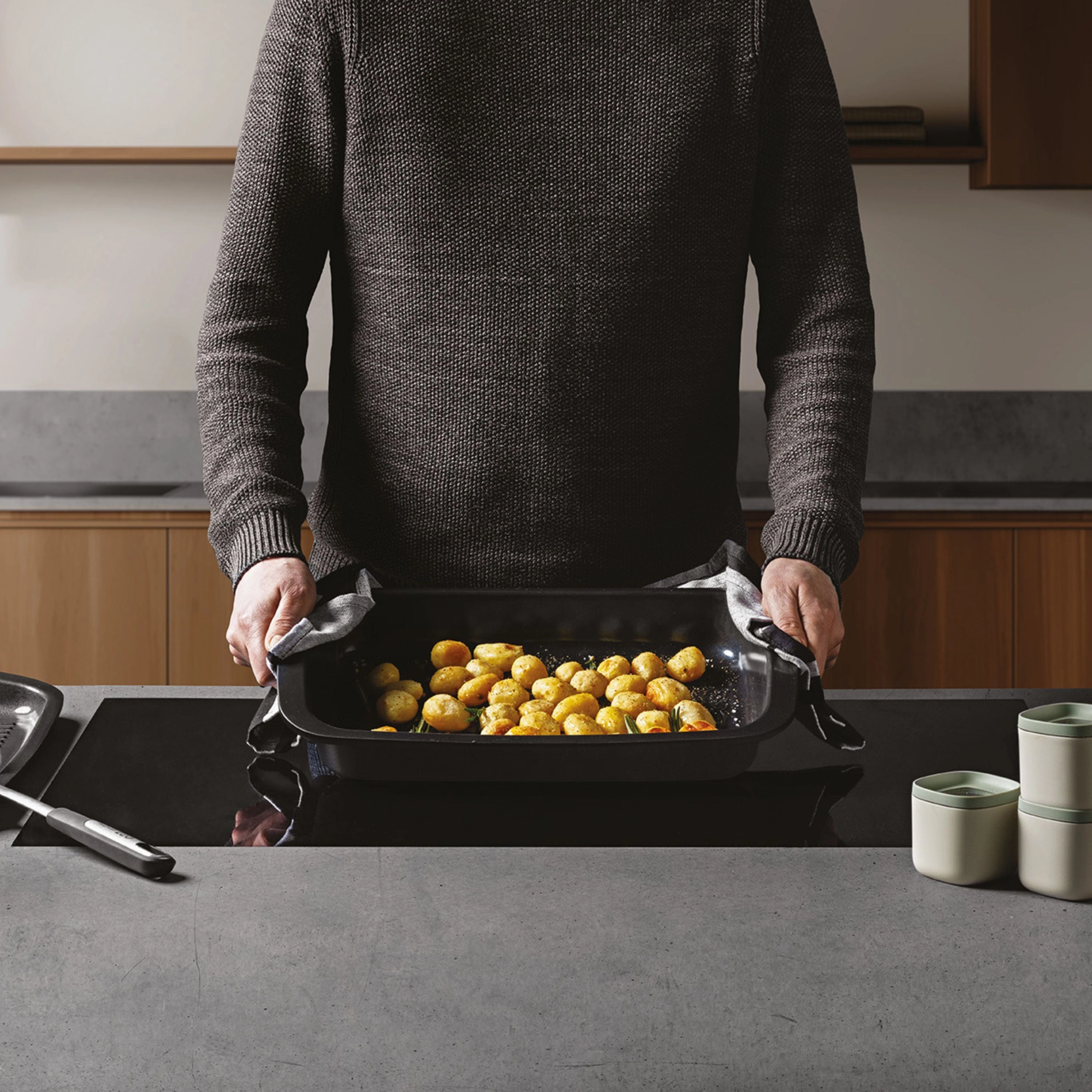 BergHOFF Leo Graphite Nonstick Recycled Cast Aluminum Roaster with Removable Rack 16.5" X 11" X 2.75"