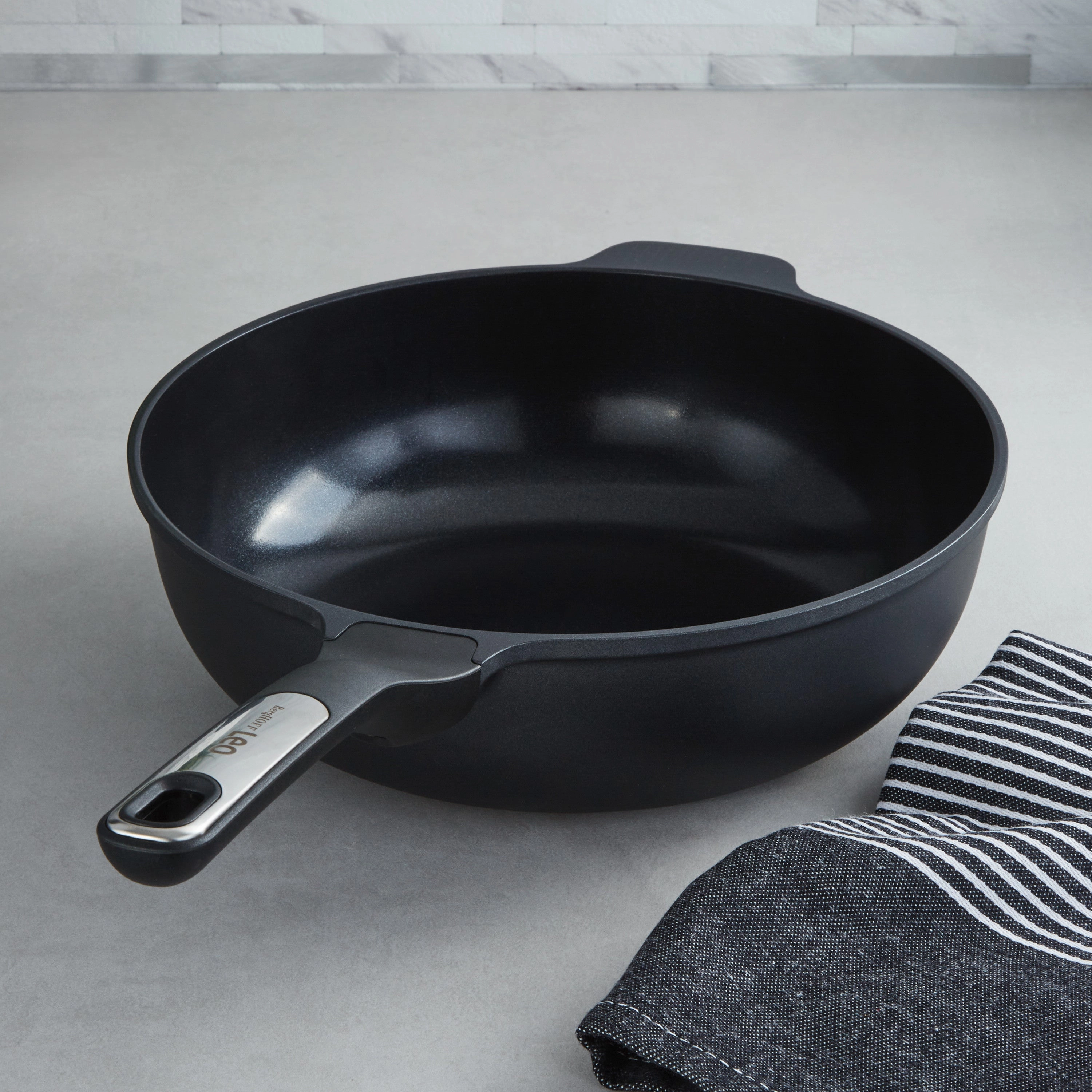BergHOFF Leo Phantom Nonstick Ceramic 11" Wok Pan 4.6qt., Recycled