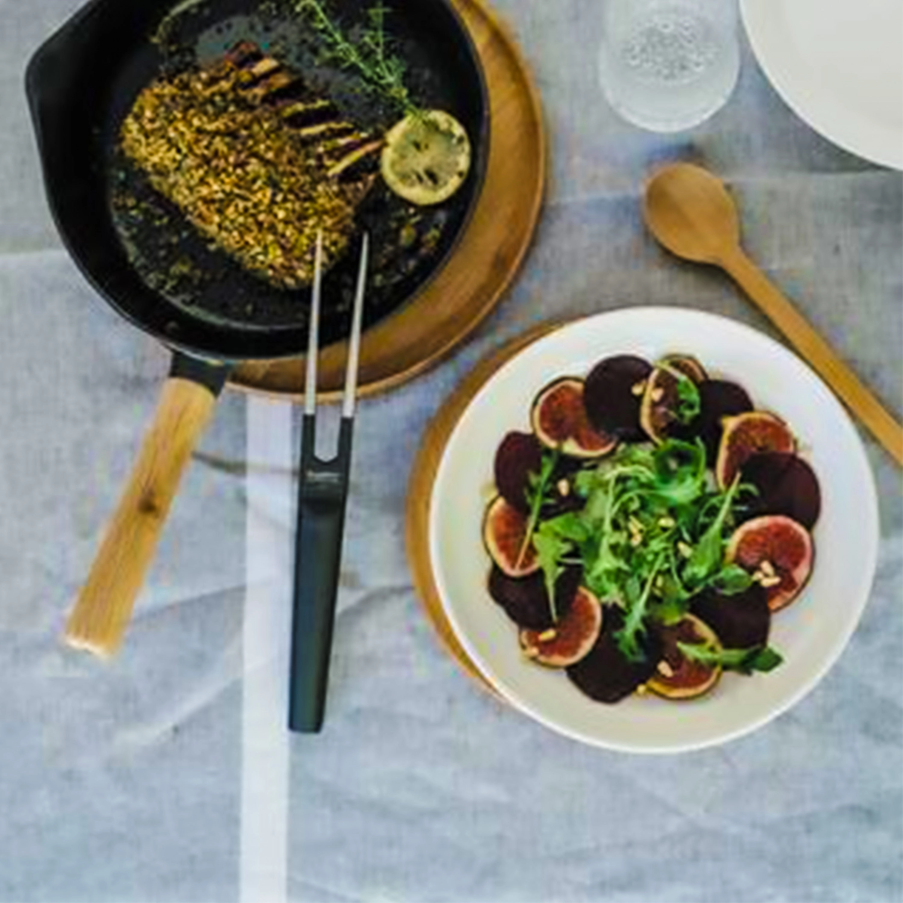 BergHOFF Ron 10.25" Cast Iron Fry Pan 2.6Qt., Black