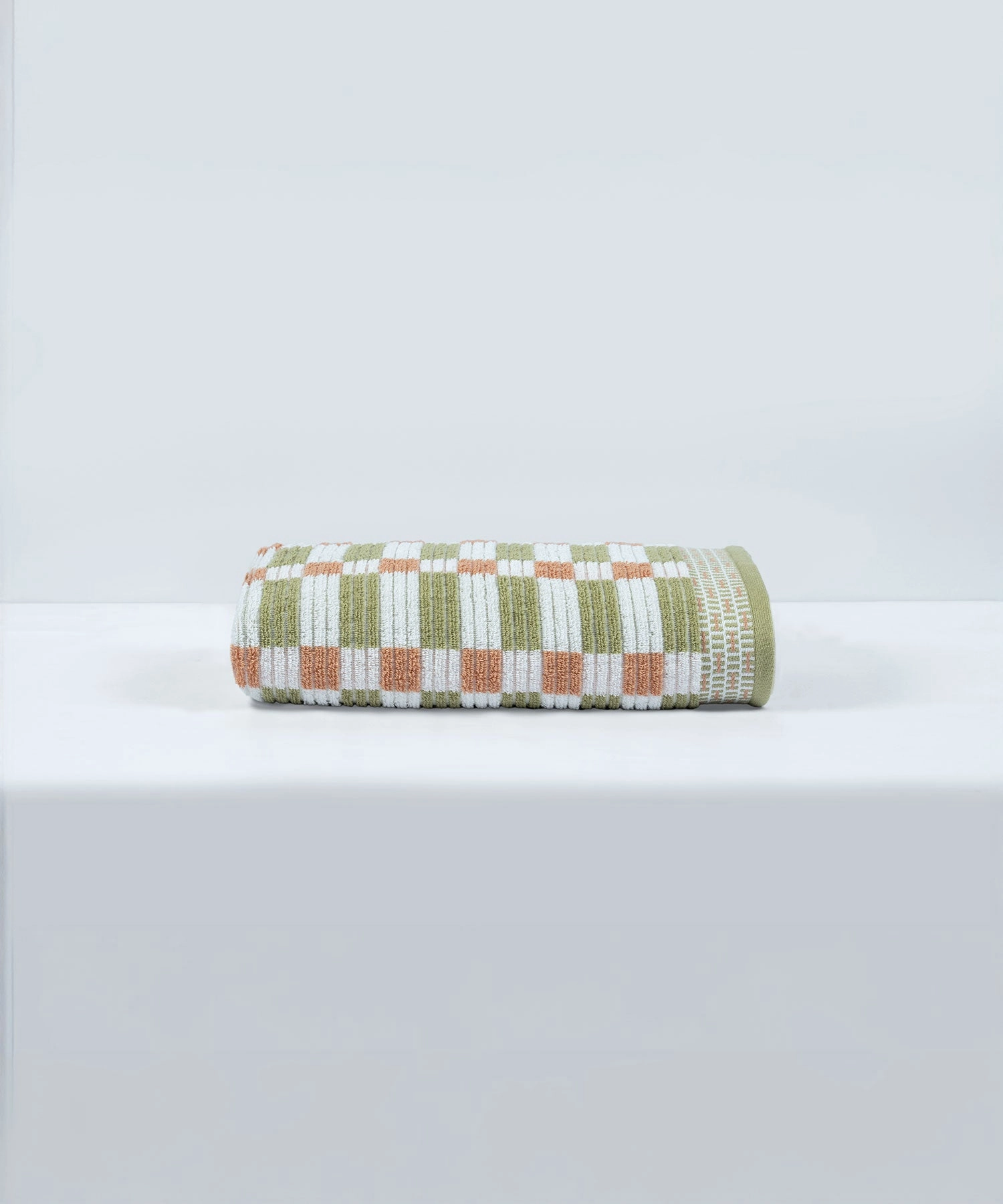 Classic Tranquil Blossoms Bath Towel, 550 GSM, 100% Cotton, Cerena