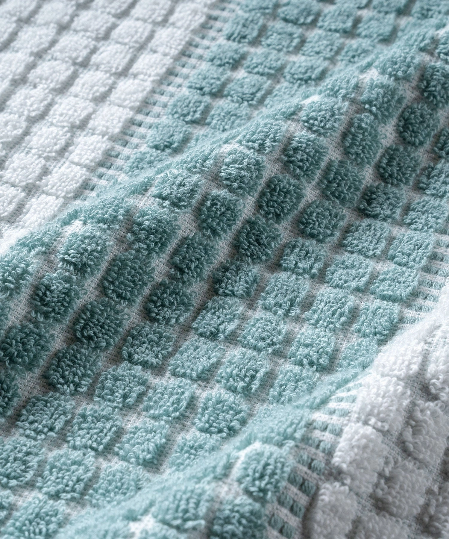 Classic Tranquil Blossoms Bath Towel, 550 GSM, 100% Cotton, Cyntia