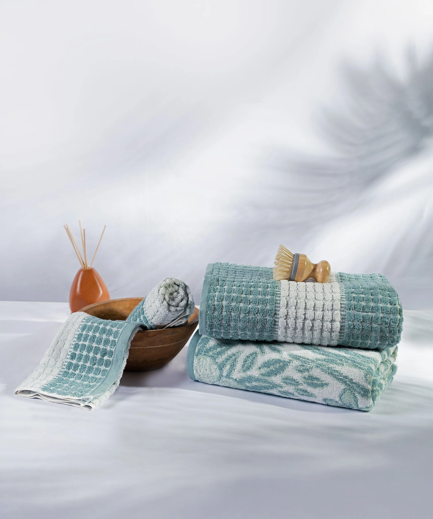 Classic Tranquil Blossoms Towel Set, 550 GSM, 100% Cotton, Cyntia