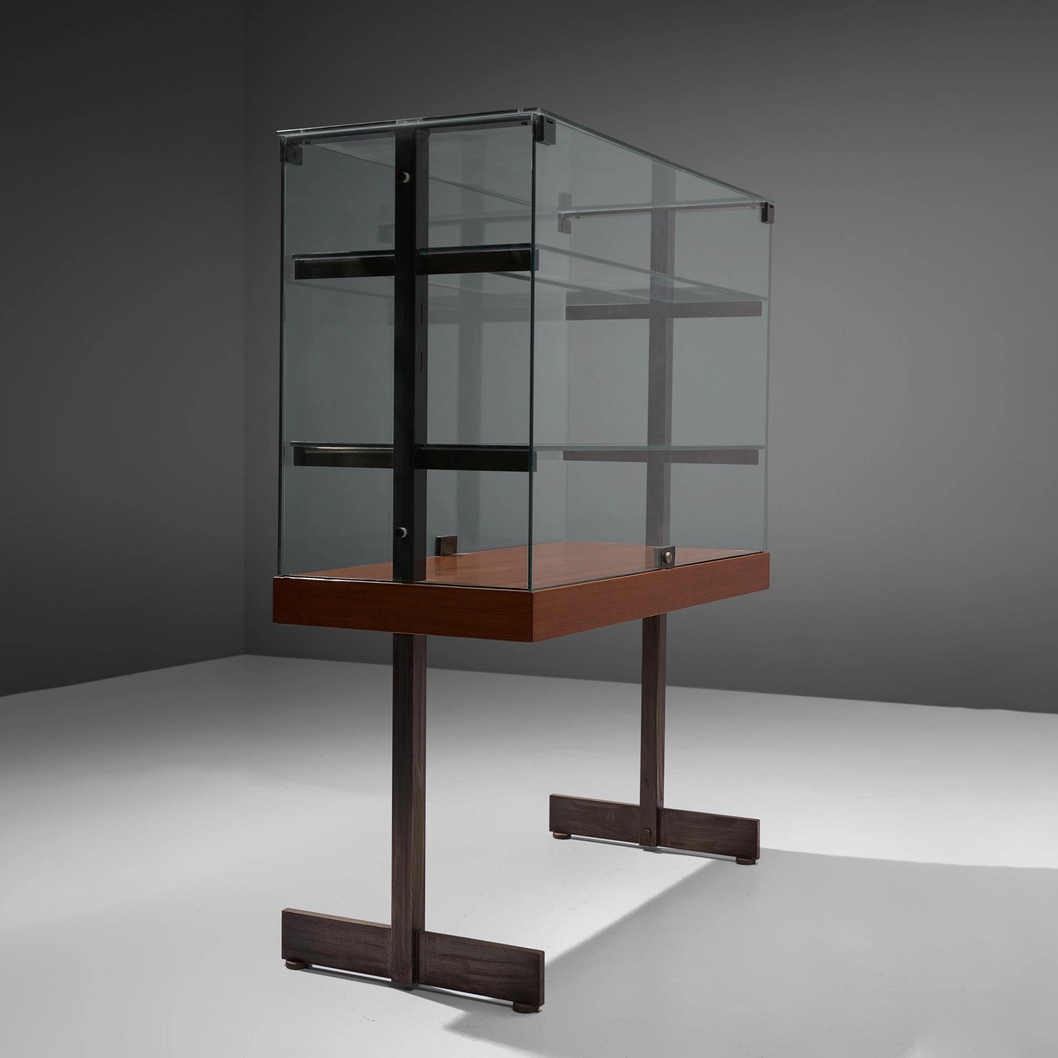 De Coene Showcase in Glass, Steel and Teak