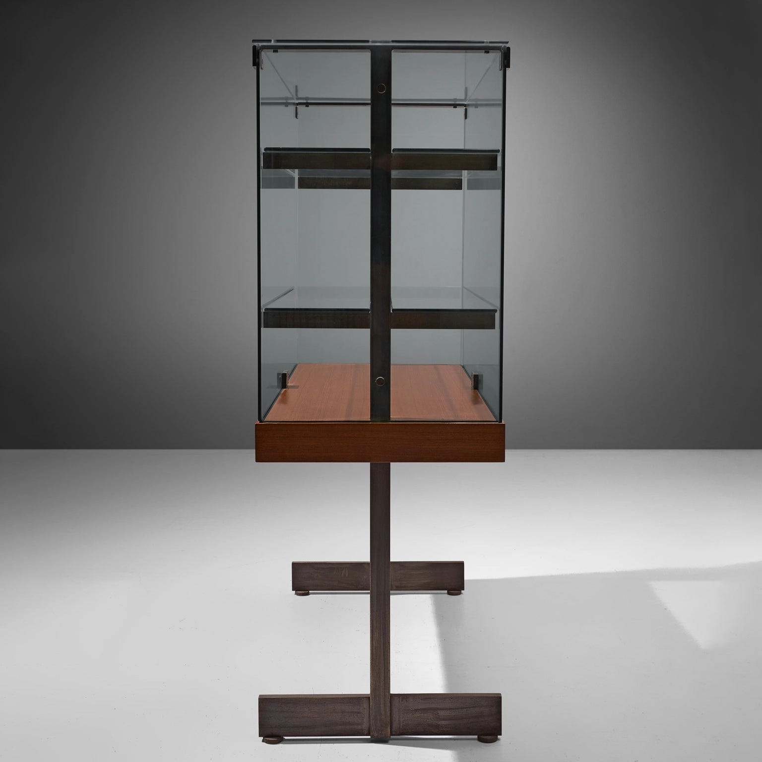 De Coene Showcase in Glass, Steel and Teak