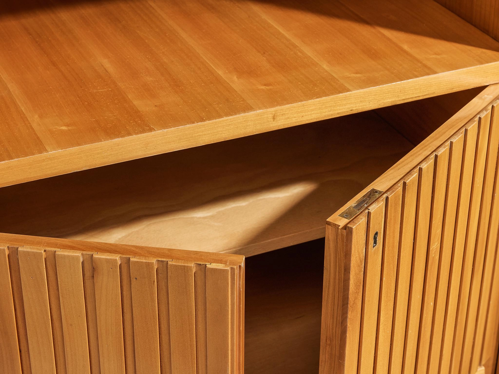 La Permanente Mobili Cant Highboard in Maple