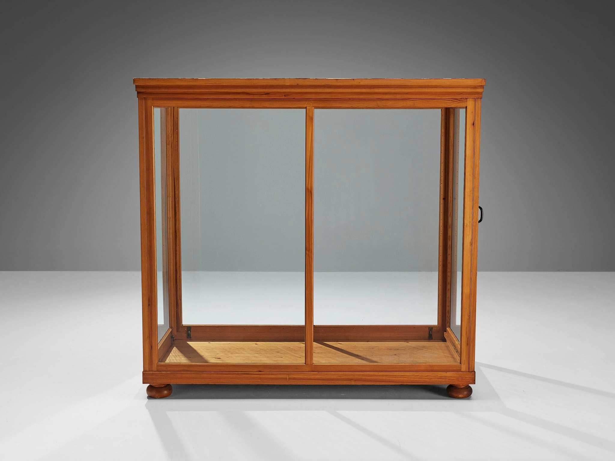 Large Showcase in Pine and Glass