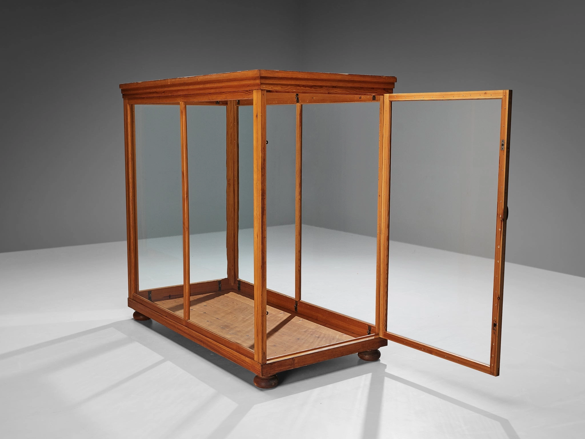 Large Showcase in Pine and Glass