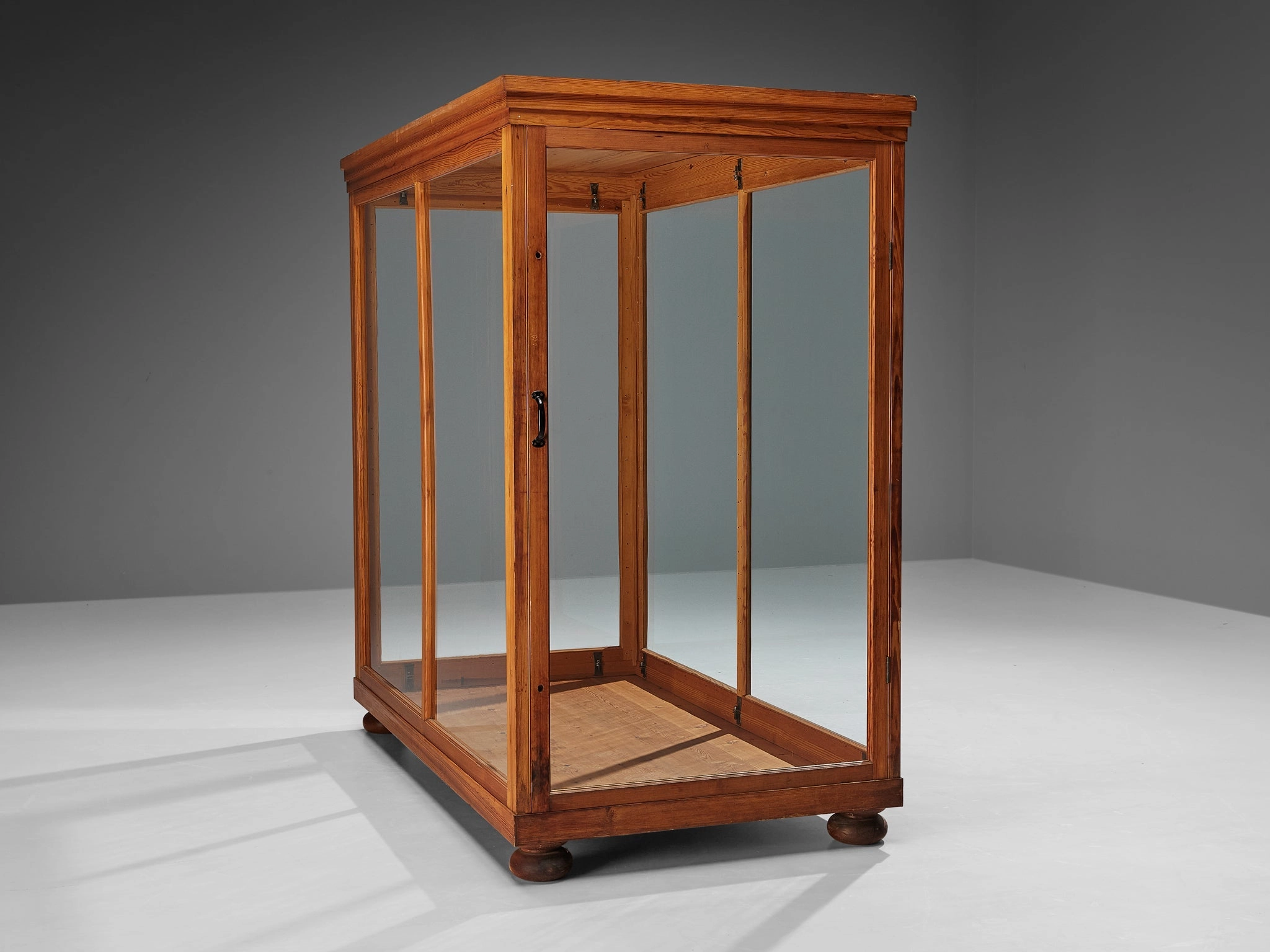 Large Showcase in Pine and Glass